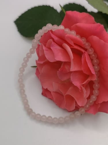 Bracelet en perles de quartz rose de 4 mm, symbole d'amour de soi et d'élégance féminine.