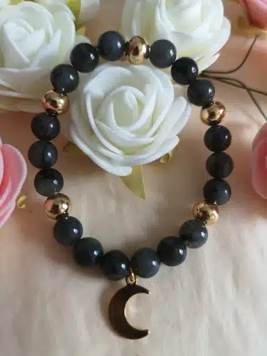 La labradorite est connue pour son action contre les énergies négatives et pour apporter à son porteur une protection, elle est souvent conseillé aux thérapeutes, aux empathes, hypersensibles. Je la conseille également à toutes les personnes dont le travail nécessite le contact régulier avec des personnes. apaisement- détente-cadeau-cadeaux-plaisir d'offrir- départ retraite-anniversaire-bapteme-mariage-evjf-fetes des peres-fetes des meres- calme intérieur- jeune fille-femme-homme-enfant- noel-retraite- stress-émotions-émotion-anxiété-dépréssion- angoisse- sommeil- paix intérieure- confiance-amour de soi-confiance en soi- courage-force- changement- insomnie- renaissance-rayonner-se liberer- attachement-lien toxique- amour-amitié- cadeau amitié- vie affective- séparation-divorce- pervers toxique- joie-serénité- clarté- merveilles-douceur- instant présent- lumineuse- énergie de guérisson- soins énergétiques- soin énergétique-énergie- revitalisation-fatigue- bien être- harmonie- indépendance- se libérer- détachement - attachement-dépendance affective-deuil- déménagement- étudiant- mémoire- examen- soin énergétique intuitif-Changement-Equilibre émotionnel-purification-equilibre émotionnel-douleurs menstruels-regénération-emotions-émotionnels-empathie-organisme-systeme immunitaire-protection-énergie néfaste-personnes néfastes-personnes toxiques- personnes malintentionnés-pierre de protection-empathie-therapeute-