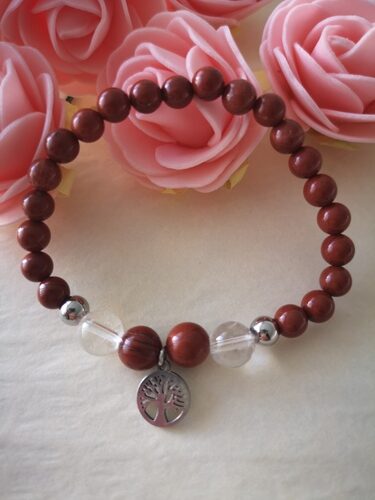 Bracelet en jaspe rouge et cristal de roche avec breloque d'arbre - symbole d'ancrage et de vitalité