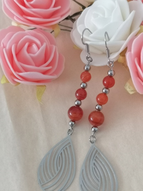 Élégantes boucles d'oreilles pendantes : perles de cornaline pour une touche de joie et de féminité