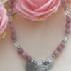 Bracelet en perles de 4 mm avec rhodonite, cristal de roche, et breloques papillon et libellule, symboles de transformation et de bienveillance envers soi.