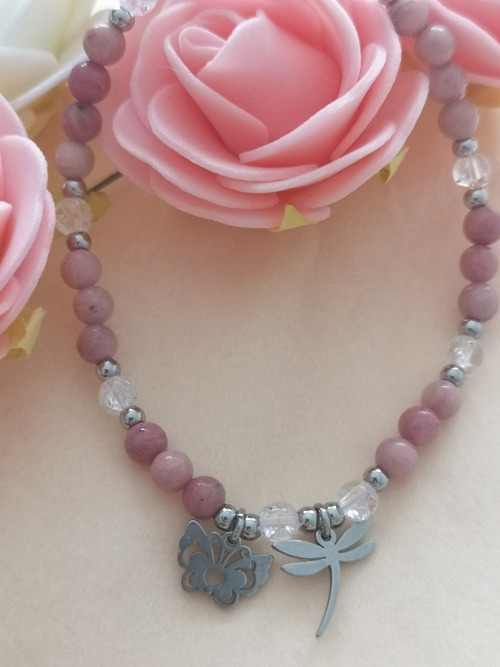 Bracelet en perles de 4 mm avec rhodonite, cristal de roche, et breloques papillon et libellule, symboles de transformation et de bienveillance envers soi.