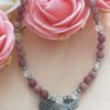 Bracelet en perles de 4 mm avec rhodonite, cristal de roche, et breloques papillon et libellule, symboles de transformation et de bienveillance envers soi.
