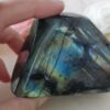 Bloc en labradorite - Pierre idéale pour thérapeutes, alliant protection énergétique et équilibre émotionnel en lithothérapie