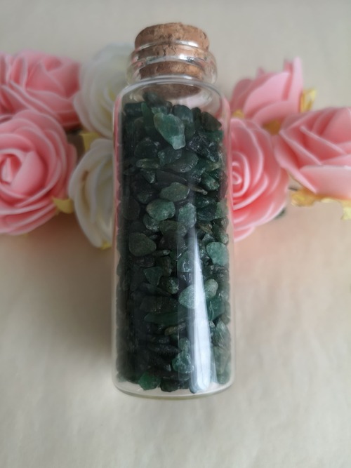 Fiole remplie de chips d'aventurine verte, idéale pour créer des bijoux, objets décoratifs ou compositions personnalisées.